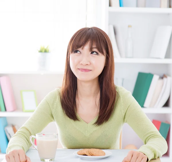Asiática chica comiendo desayuno y pensando — Foto de Stock
