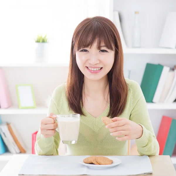 Asian people eating breakfast — Stock Photo, Image