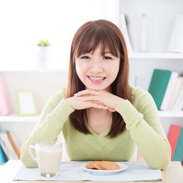 Menina asiática Comer Café da manhã — Fotografia de Stock