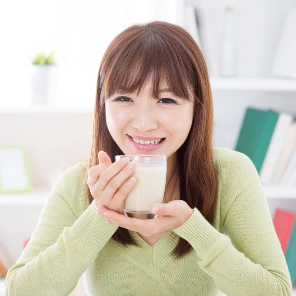 Asian female drinking soy milk — 图库照片