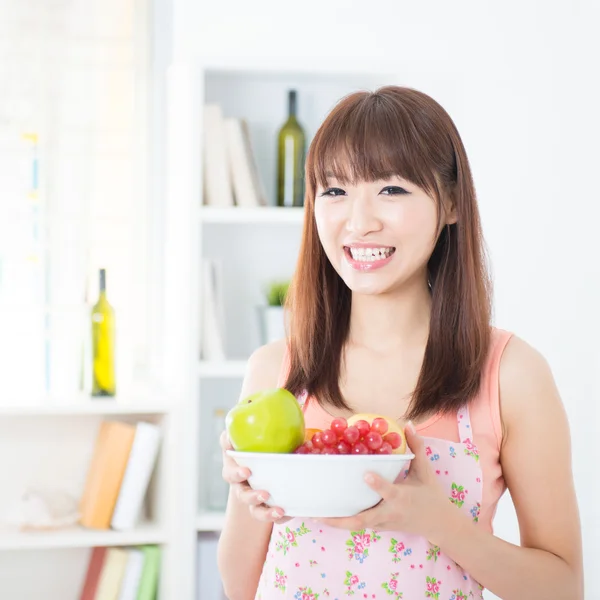 Preparing fresh fruits — Stock Photo, Image