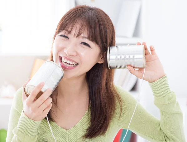 Азиатская девушка с помощью коммуникационных банок — стоковое фото