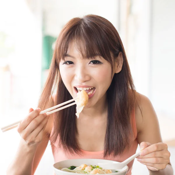 Asian girl eating dumplings — Stock Photo, Image