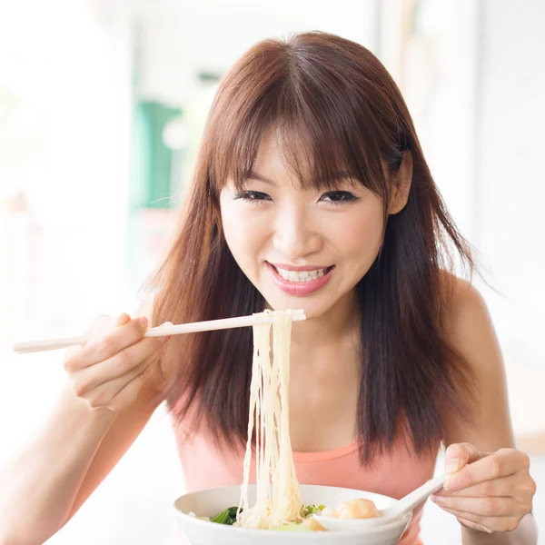 Asian girl eating noodles — Stok fotoğraf