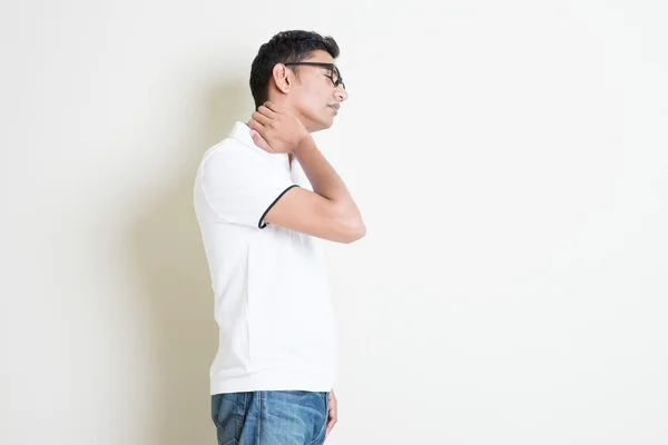 Indian guy with neck pain — Stockfoto