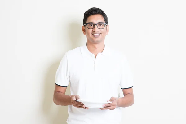 Indian chef holding an empty plate — Stock fotografie