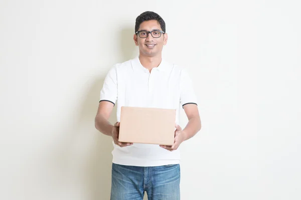 Parcel delivery service man — Stockfoto