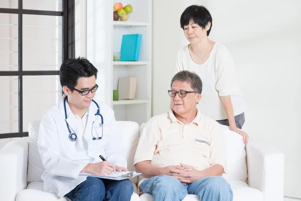 Doctor with old patient — Stockfoto