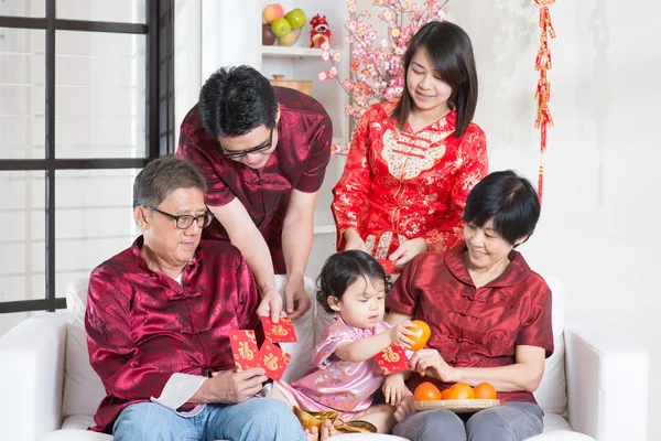 Ano Novo Chinês dando pacotes vermelhos — Fotografia de Stock