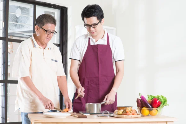 Father and son cooking — Stock Photo, Image