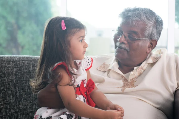 Grandfather and granddaughter communication — 스톡 사진