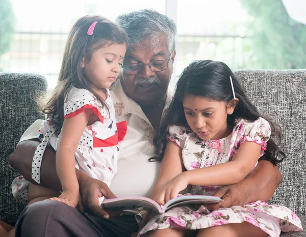 Family reading book together — Stock Photo, Image