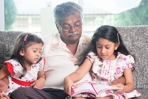 Familie liest gemeinsam Geschichtsbuch — Stockfoto