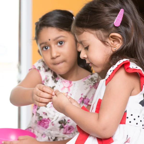 Sibling sharing snacks — Stockfoto