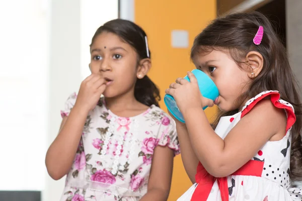 Bambini che mangiano e bevono — Foto Stock