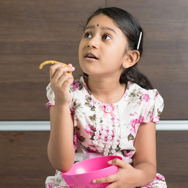 Indian girl eating cookie — Φωτογραφία Αρχείου