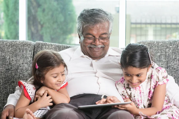 Grand-père et petite-fille utilisant la technologie moderne — Photo