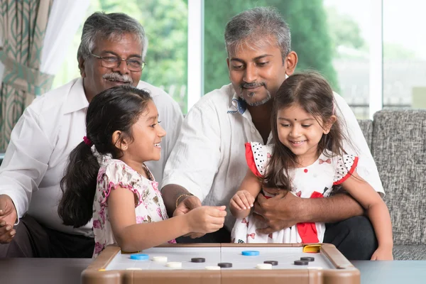 Flera generationer familj spelar spel tillsammans — Stockfoto