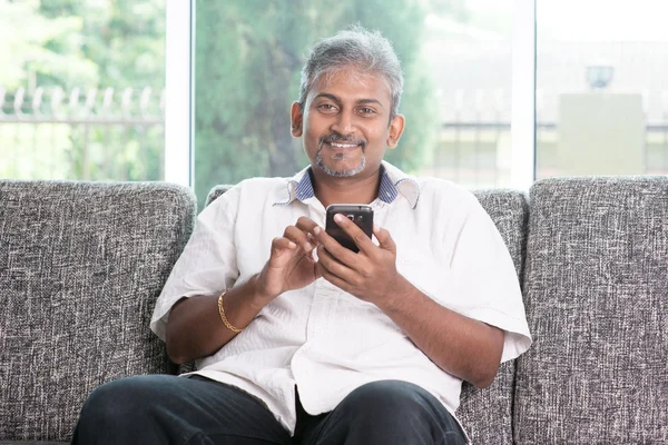 Индийский мужчина с помощью смартфона — стоковое фото