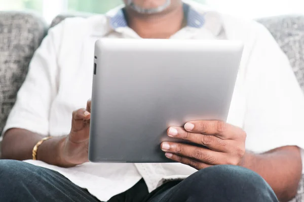 Indian using digital tablet pc — Stock fotografie