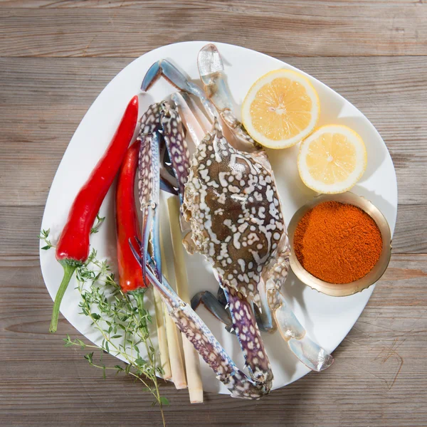 Crabul albastru crud și ingredientele gata de gătit — Fotografie, imagine de stoc