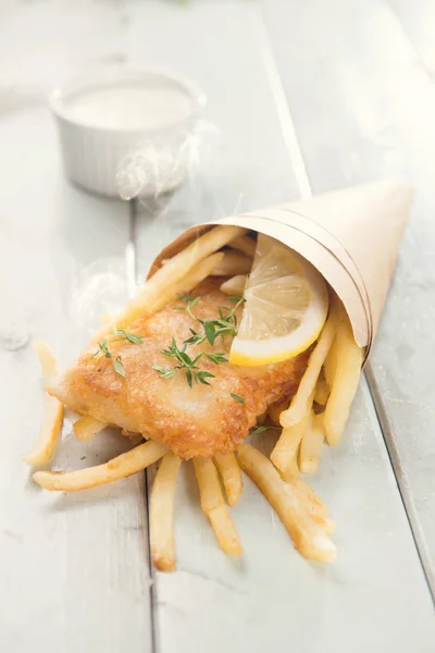 Рыба и чипсы в конусе — стоковое фото