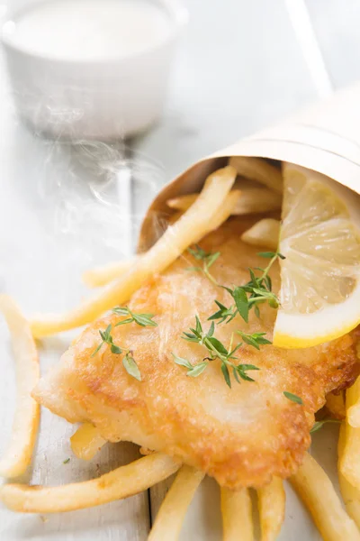 Peixe e batatas fritas em cone de papel — Fotografia de Stock