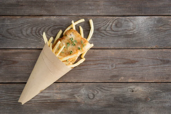 Top vista peixe e batatas fritas envolto em cone — Fotografia de Stock