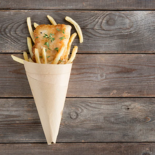 Vista superior de pescado y papas fritas en cono de papel — Foto de Stock