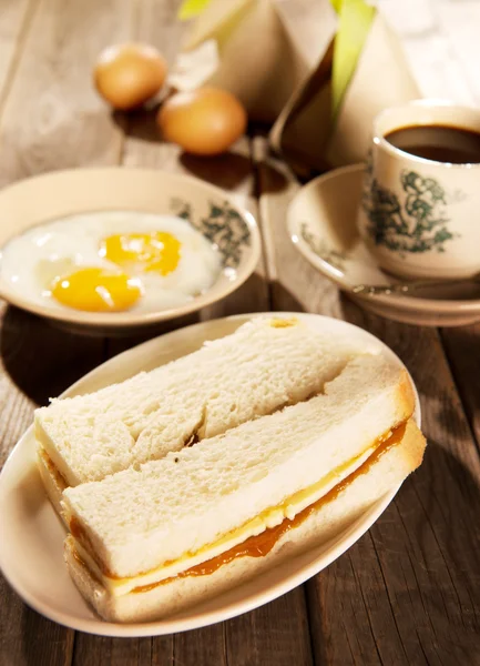 Sarapan tradisional Malaysia Roti lapis mentega kaya dan kopi — Stok Foto