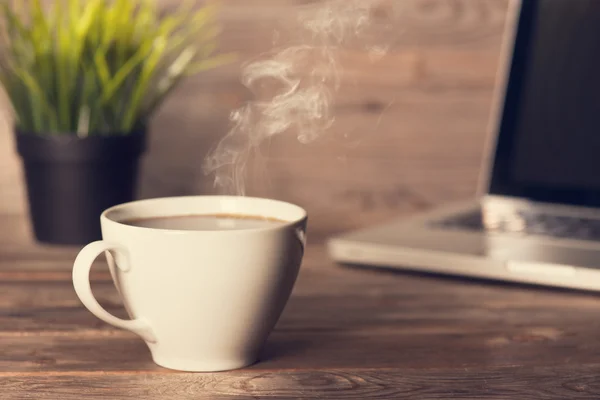 Café quente na mesa de escritório de madeira — Fotografia de Stock