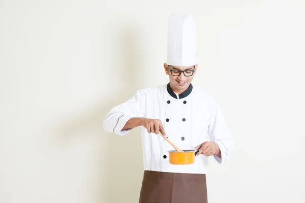 Indiase mannelijke chef-kok in uniform bereiden van voedsel — Stockfoto