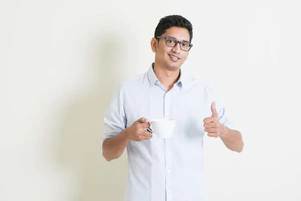 Casual Business Indischer Mann trinkt Kaffee und Daumen hoch — Stockfoto