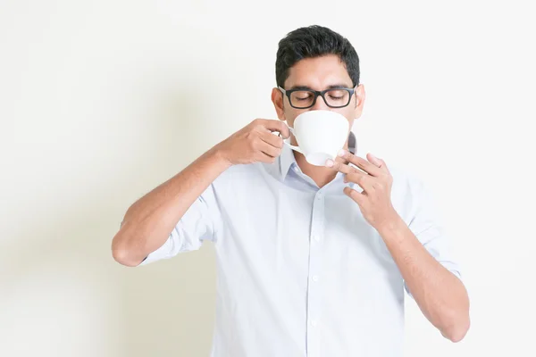 Casual business Indian male drinks coffee — 图库照片