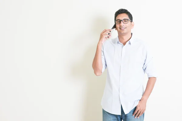 Casual business Indian male talking on smartphone — Zdjęcie stockowe