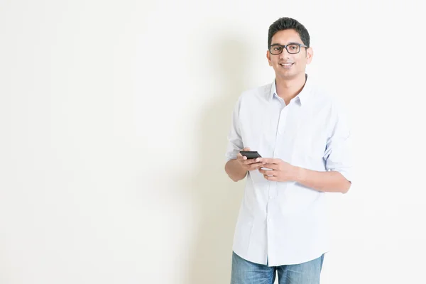 Negocios casuales Hombre indio usando aplicaciones móviles —  Fotos de Stock