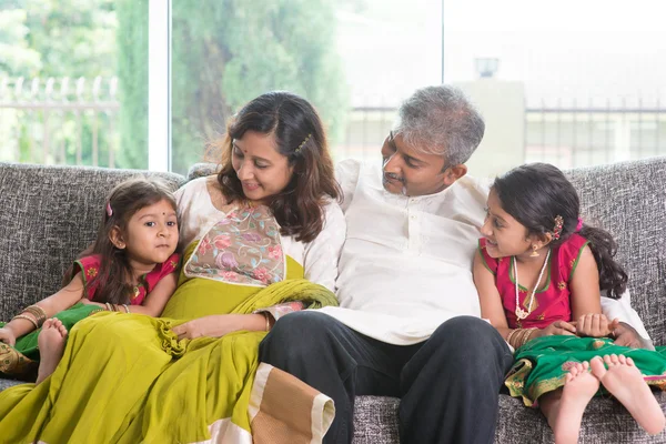 Indiase en gelukkige familie — Stockfoto