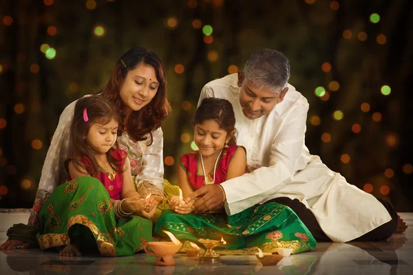 Indian family celebrating Diwali, fesitval of lights — 图库照片