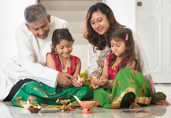 Indická rodina slaví diwali — Stock fotografie