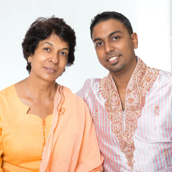 Мать и сын индийской семьи — стоковое фото