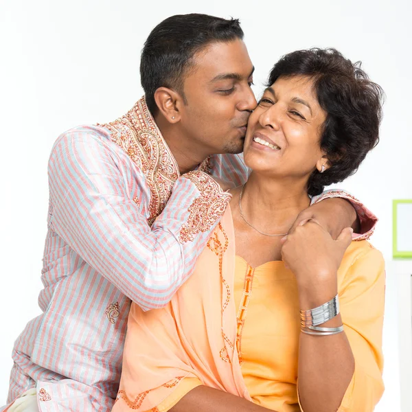 Família indiana, filho beijando mãe — Fotografia de Stock