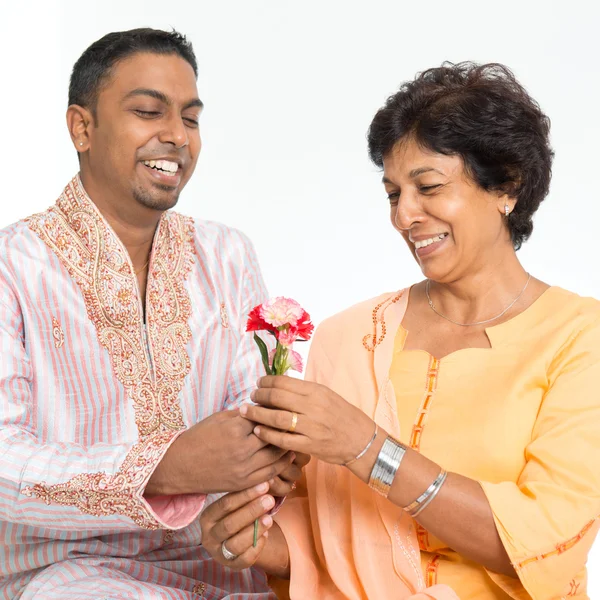 Famille indienne fête la fête des mères — Photo