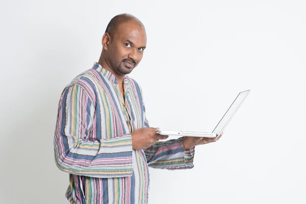 Hombre indio usando computadora — Foto de Stock