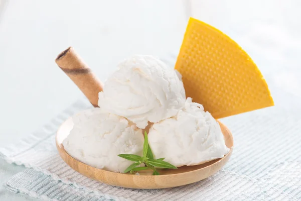 Coconut ice cream — Stock Photo, Image