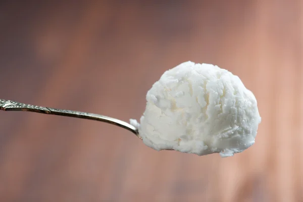 Ванильное мороженое на ложке — стоковое фото