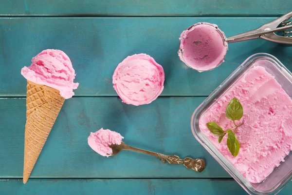 Κάτοψη ροζ παγωτό — Φωτογραφία Αρχείου