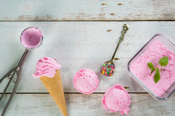Nad pohled růžové zmrzliny — Stock fotografie