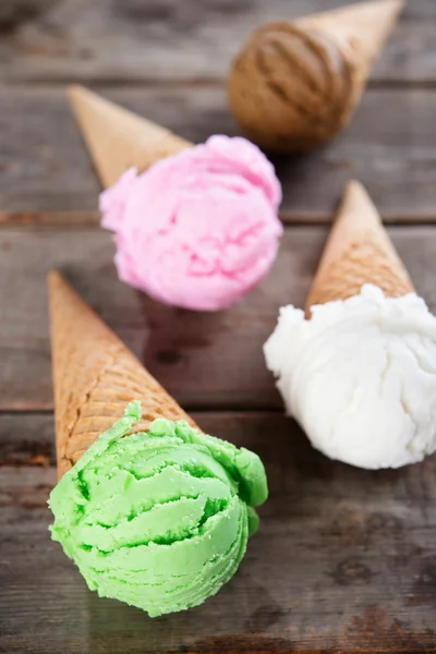 Čtyři kornouty na zmrzlinu — Stock fotografie