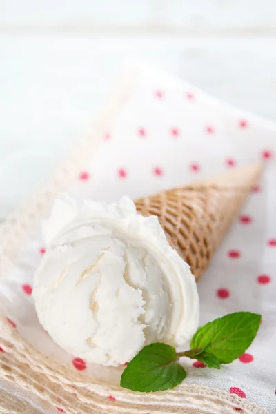 Closeup cone de sorvete leite — Fotografia de Stock