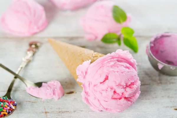 Chiudi il gelato rosa — Foto Stock